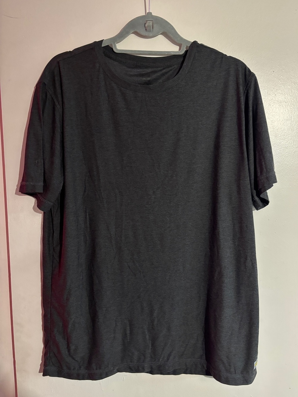 Classic Men's Black Crewneck Vuori T-Shirt. Size L.